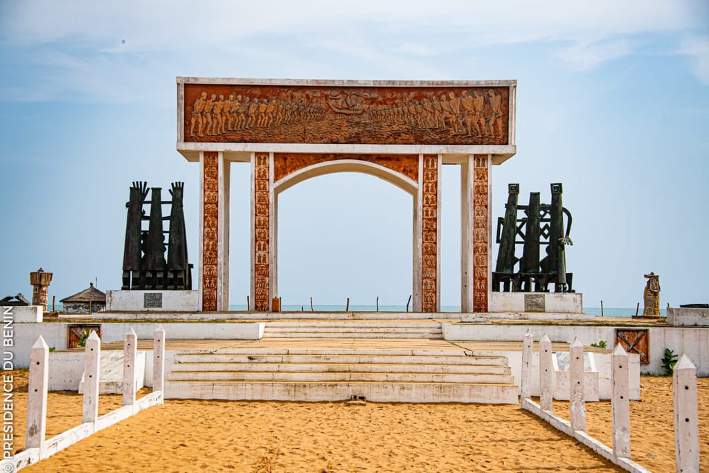 La Porte du Non-Retour à Ouidah, face à l'océan, sur la plage.
